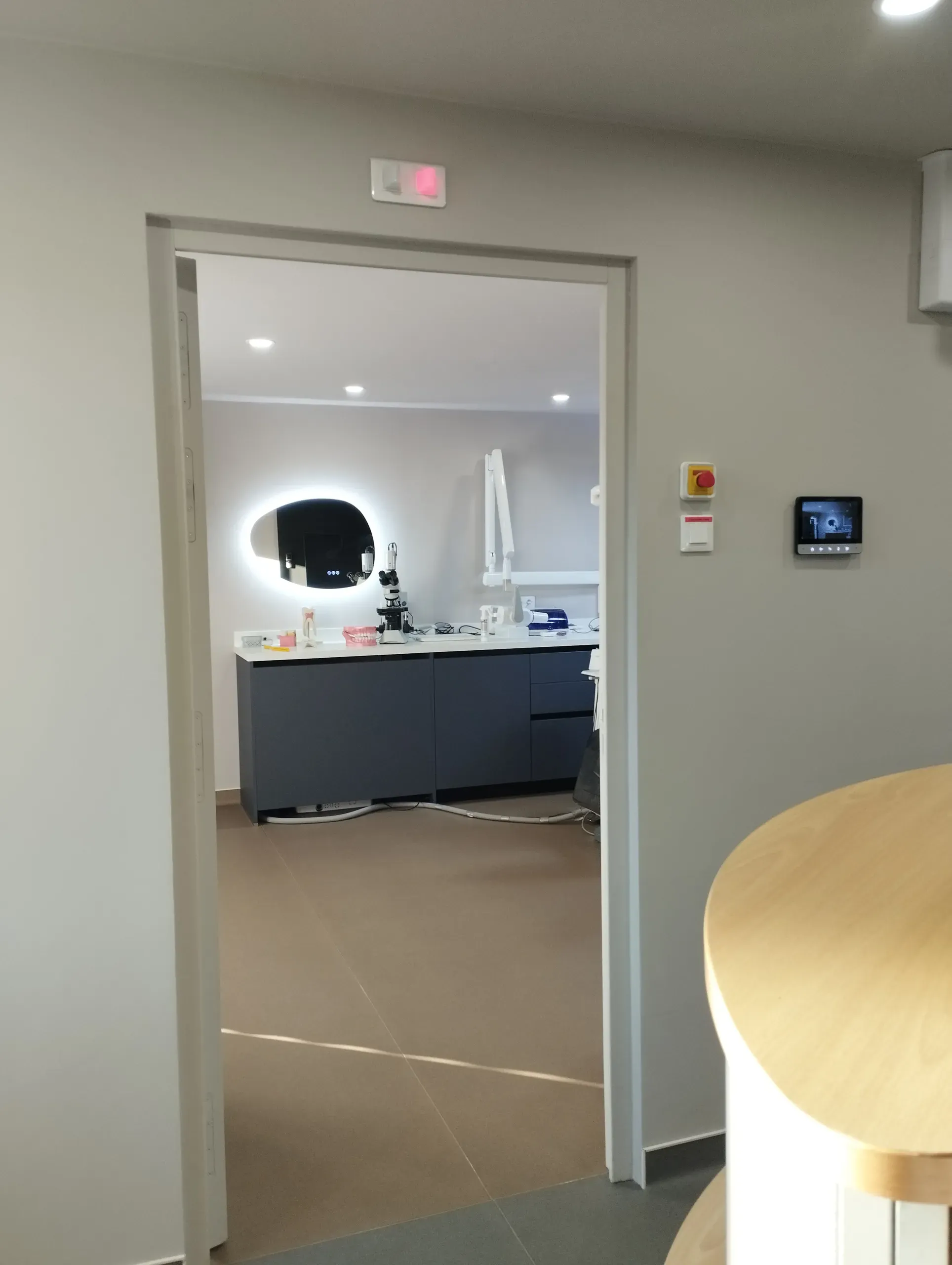 Entrée et circulation intérieure vers la salle de soins